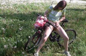 Release 07.05.2016 – Desperate to pee on her bicycle – Full HD-1080p, outdoor, pee, Peeing, depfile