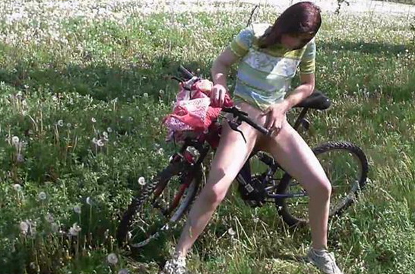 Desperate_to_pee_on_her_bicycle_cover