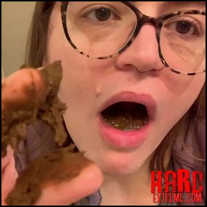 Eating and playing with shit – Worthlessholes – Amateurs Scat, Efro